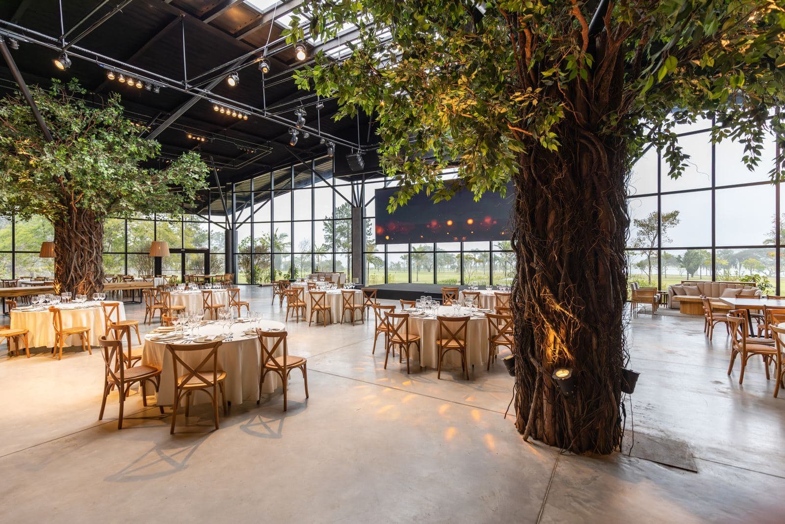 Baland shiftli asosiy restoran zali