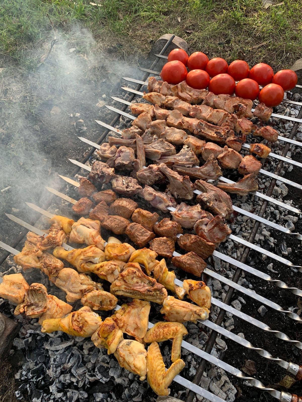 Qoʻy goʻshtidan shashlik: dumbali yumshoq goʻsht, marinadlangan piyoz, sous