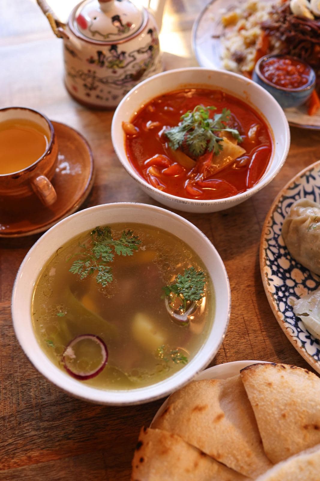 Qoʻy goʻshtidan shoʻrva: tiniq shoʻrva, suyakli qoʻy goʻshti, noʻxat, sabzi, kartoshka